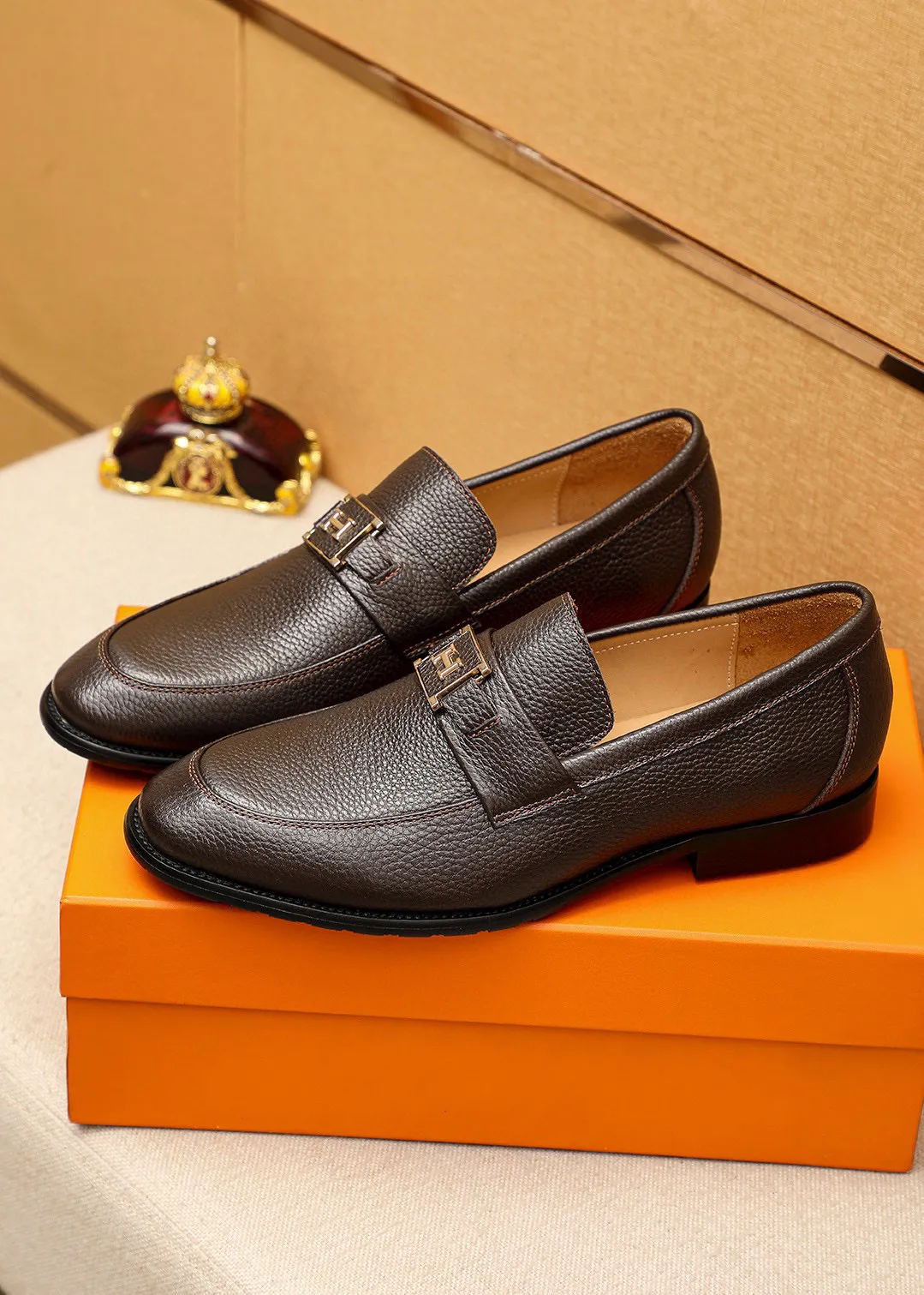 Men's shoes 💰442 💐 Product trademark: HERMES "Hermès" casual leather shoes Regular size: 38-44 (45🉑️customized) Product materials: Selected imported first-layer pebbled calfskin upper + luxury hardware buckle, imported water-dyed 🐂 cowhide lining. Strong three-dimensional visual effect, combined outsole Color: 2⃣️colors available